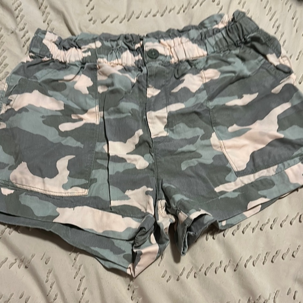 Aerie Camouflage Cargo Shorts - Gray and Cream